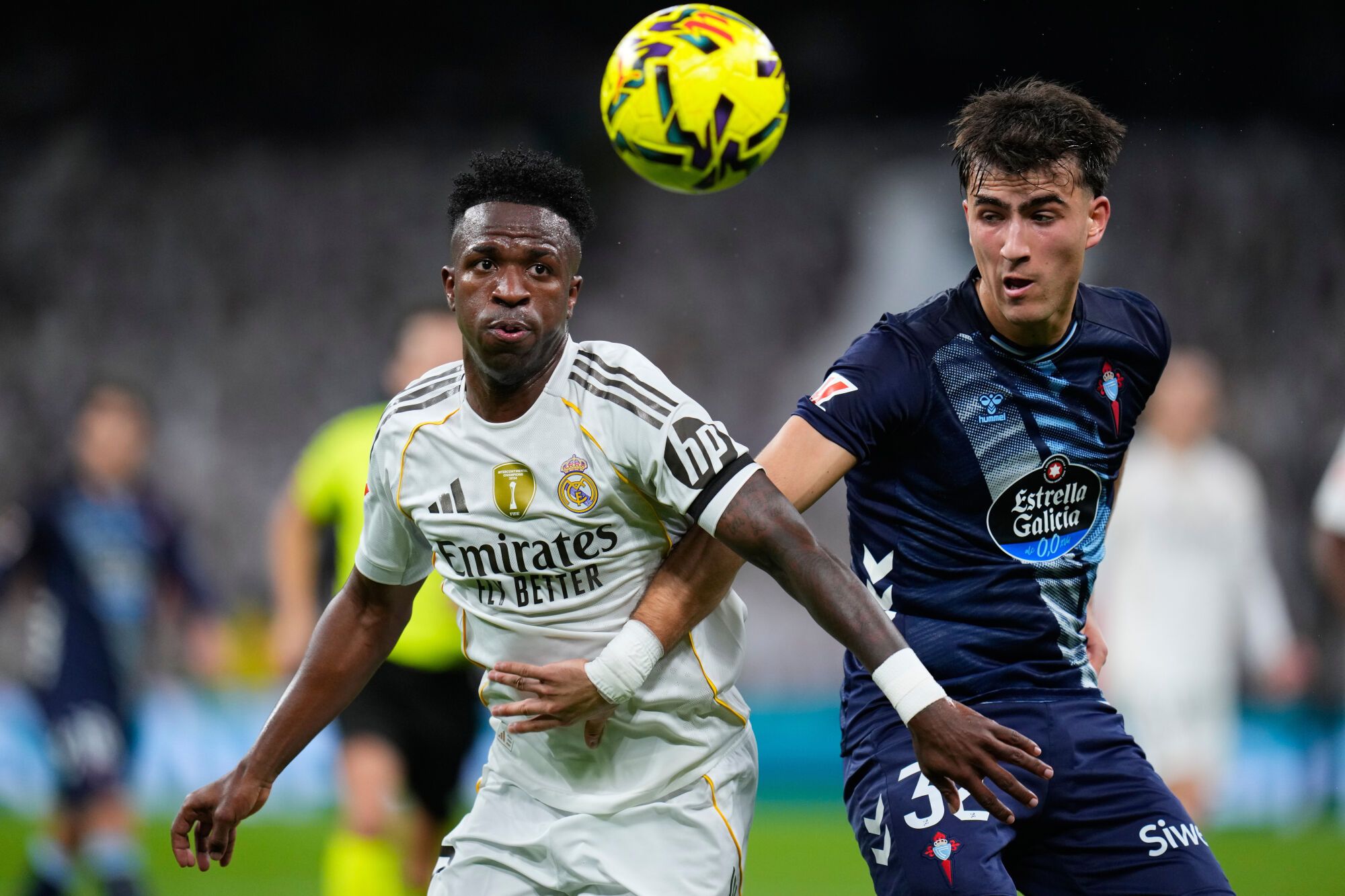 Vinicius y Javi Rodriguez pugnan por una pelota en el partido entre el Real Madrid y el Celta 
