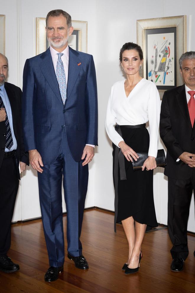 El rey Felipe y la reina Letizia inauguran una exposición de Miró en Angola