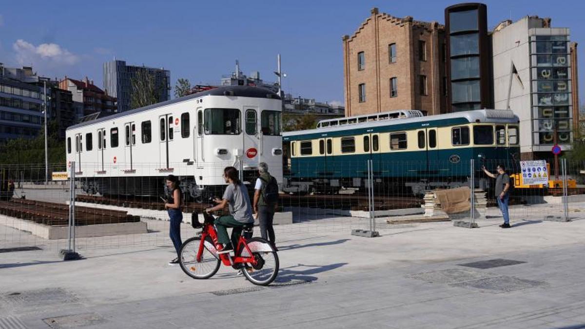 Algunos de los trenes restaurados para una exposición de TMB que se podrá ver a partir del 10 de noviembre llegaron a la Farinera del Clot, la semana pasada.