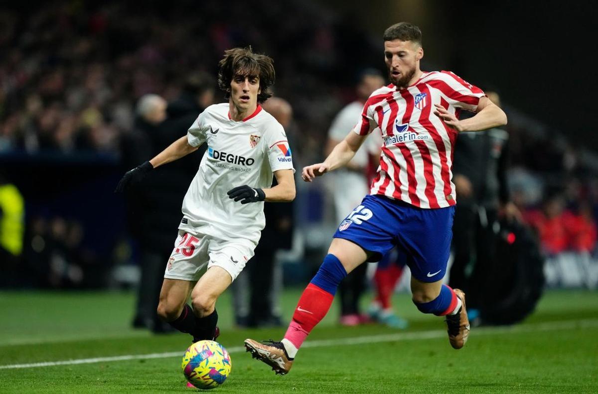 Doherty, en una jugada con Bryan Gil, en el partido de su estreno con el Atlético 