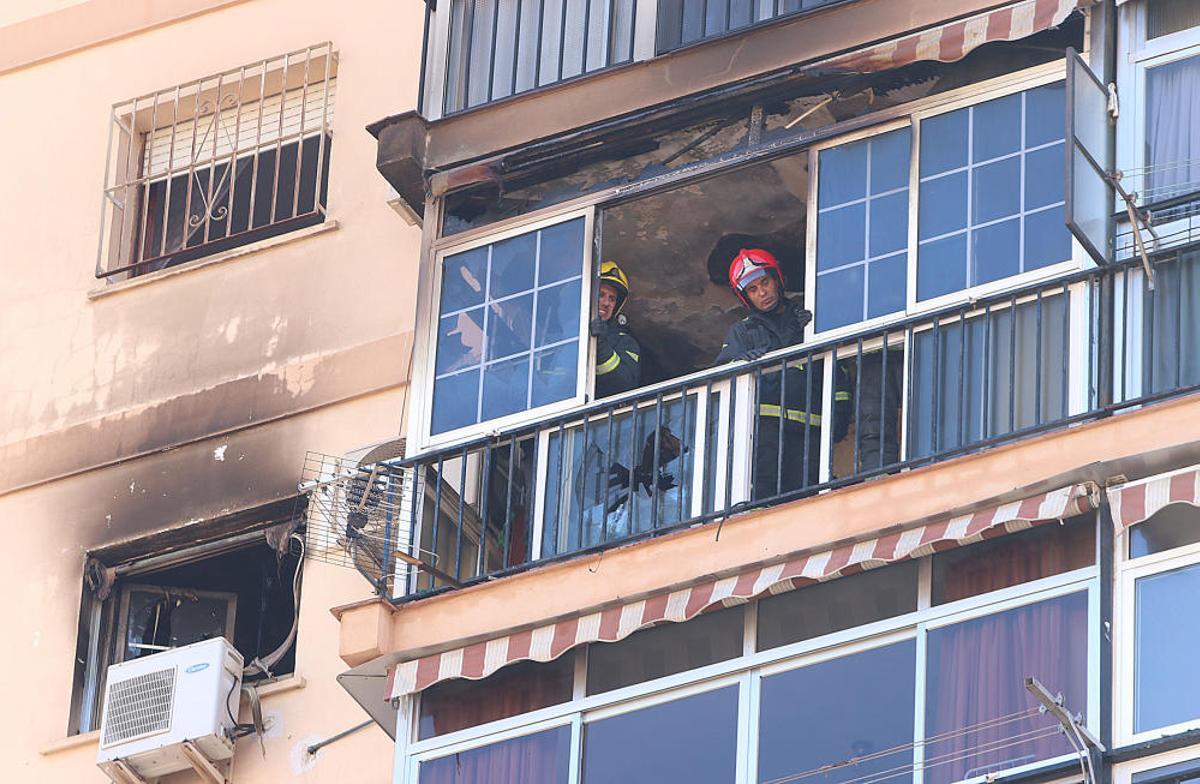 Las llamas se declaraban en la octava planta de un edificio situado en la Plaza de Ronda, en el distrito de Ciudad Jardín Las llamas se declaraban en la octava planta de un edificio situado en la Plaza de Ronda, en el distrito de Ciudad Jardín