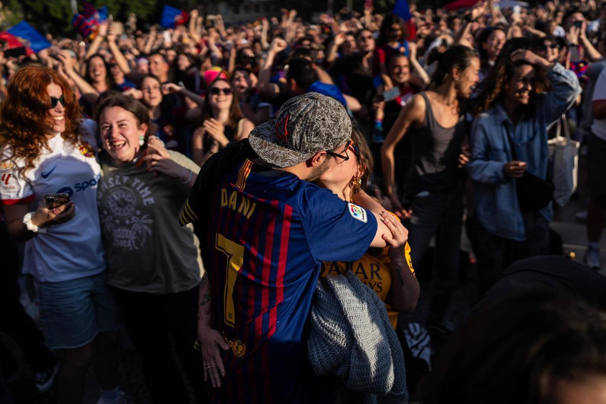 La afición culé celebra la victoria desde la plaça Catalunya