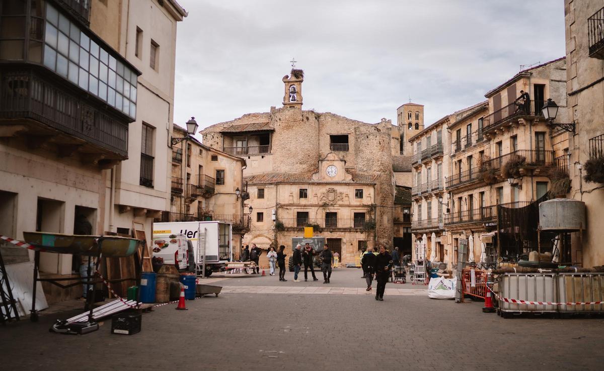 Trabajadores de la producción 'The Walking Dead' colocan los elementos de las escenografía para el rodaje de la serie en Sepúlveda.