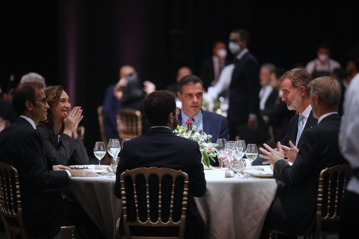 El rey Felipe VI, Pedro Sánchez, Pere Aragonès y la alcaldesa de Barcelona, Ada Colau, durante la cena inaugural del Mobile World Congress, este 27 de junio en la capital catalana.