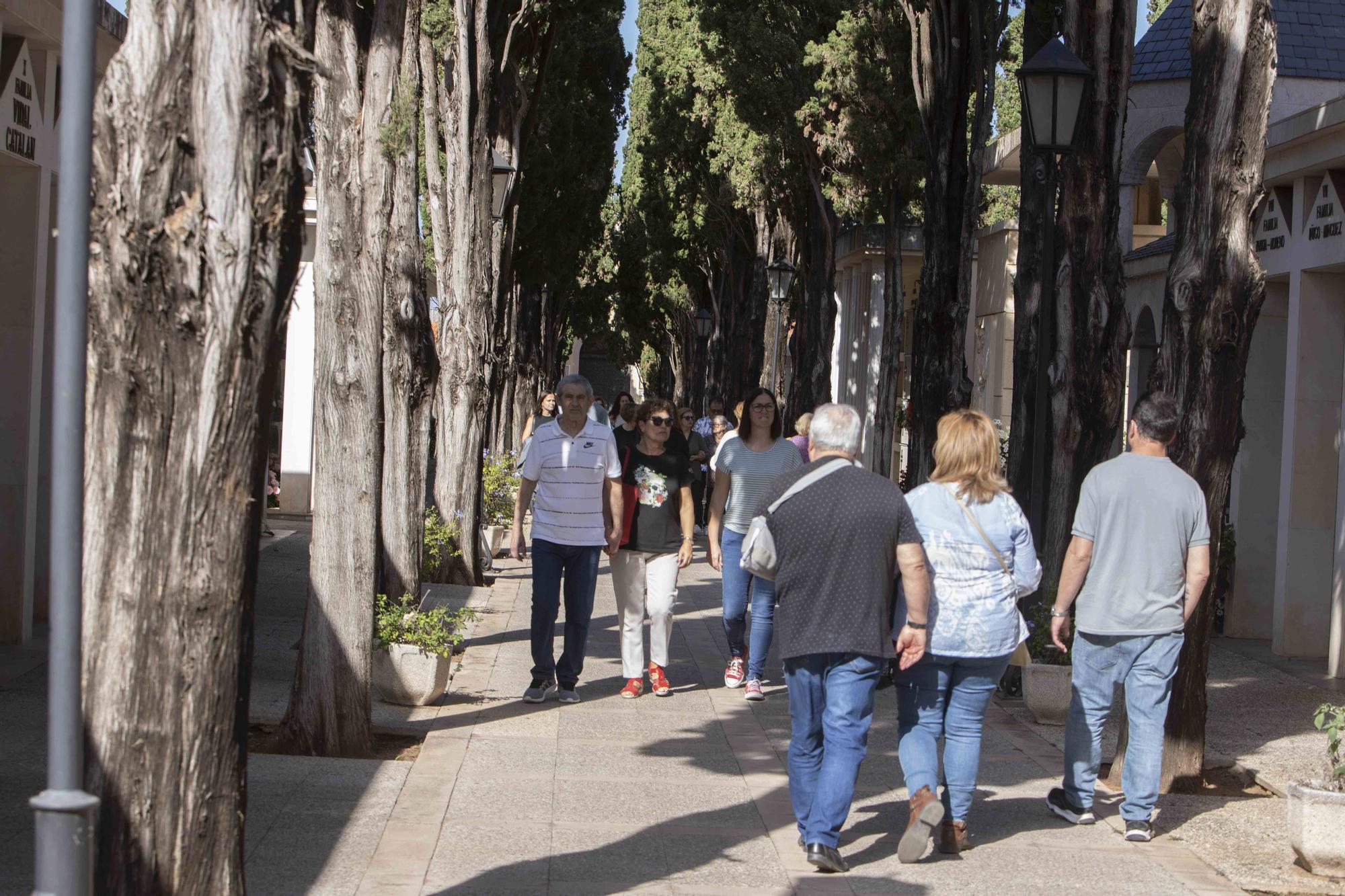 Día de Todos los Santos en el cementerio municipal de Alzira