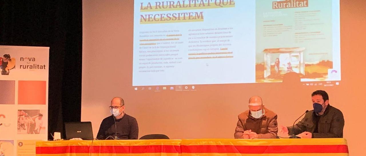 El diputado de Sostenibilidad, Ignasi Garcia (d), inauguró este viernes las Jornades de la Nova Ruralitat en el auditorio de Benlloc. | MEDITERRÁNEO