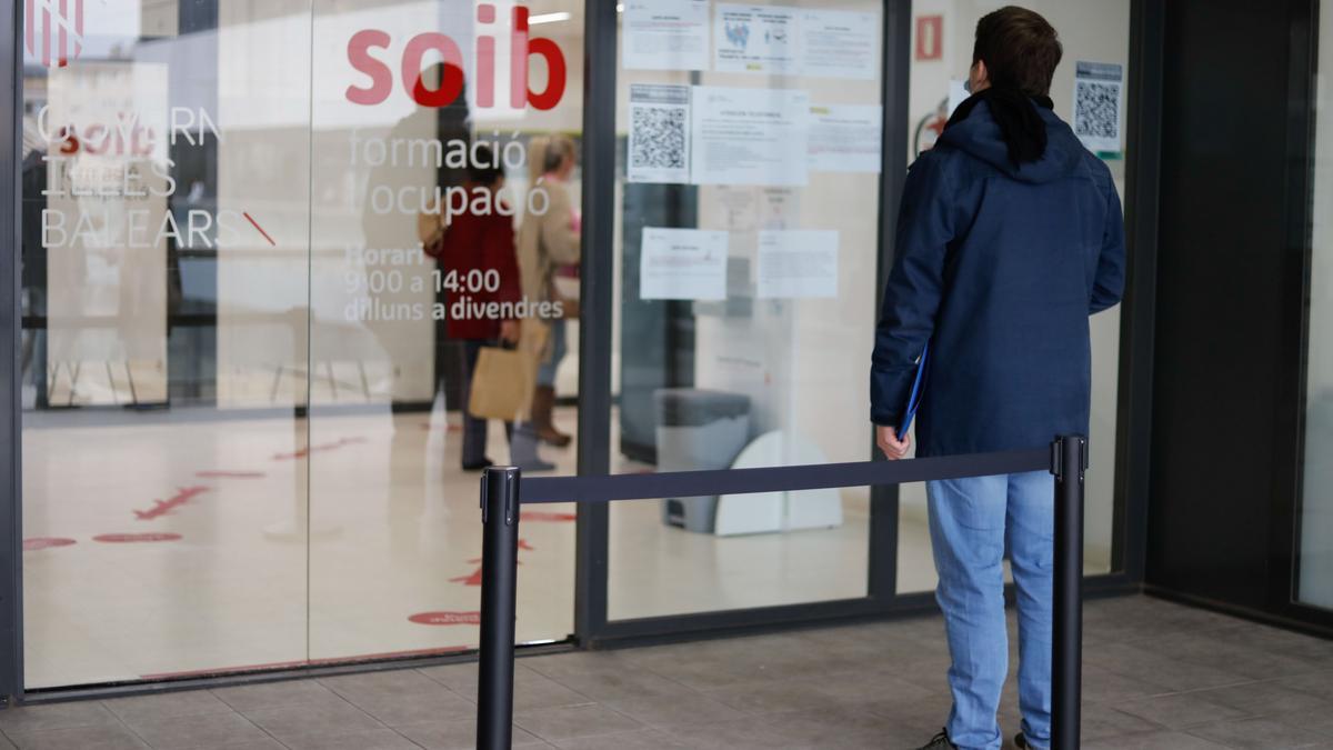 Un hombre espera a la entrada de la sede del SOB de Vila.