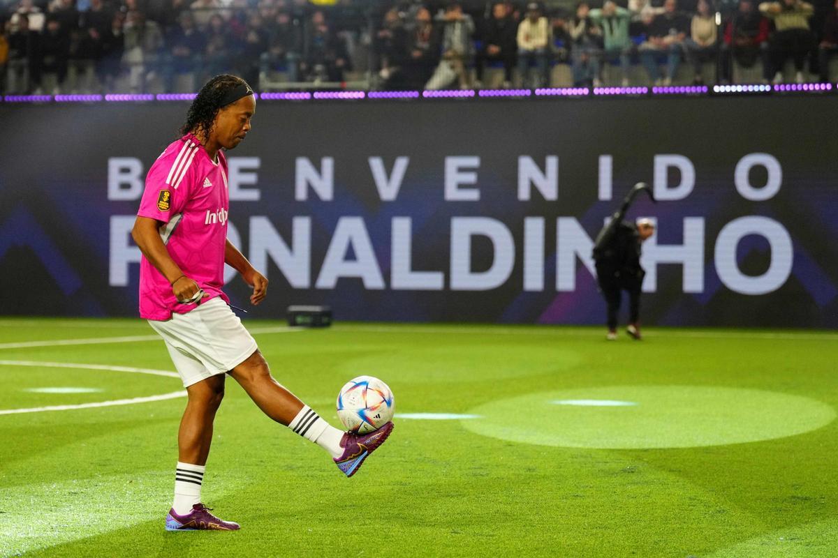 Ronaldinho Kehrt Auf Den Fu ballplatz Zur ck Der Brasilianer Spielt ronaldinho-kehrt-auf-den-fu-ballplatz-zur-ck-der-brasilianer-spielt