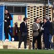 Lalo Arantegui y los consejeros Juan Forcén y Guzmán Pérez-Ayo, de espaldas, dialogan durante un entrenamiento del primer equipo en la Ciudad Deportiva.