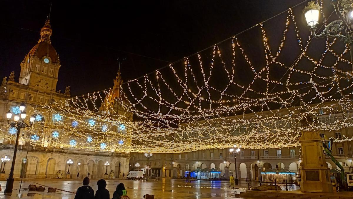 Pruebas del alumbrado navideño en María Pita.