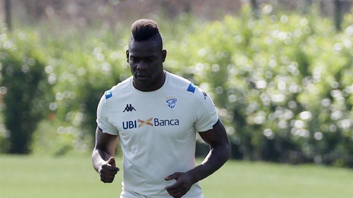 Mario Balotelli entrenando con el Brescia