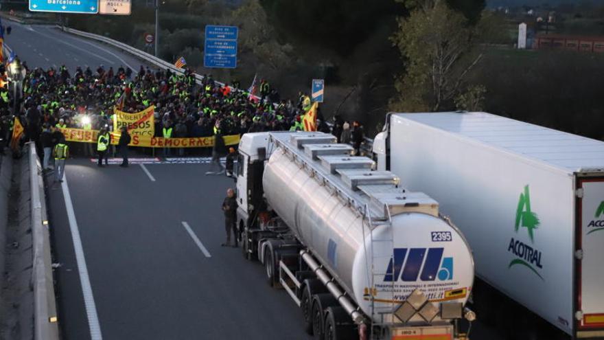 Imatges del tall de l&#039;AP-7 a l&#039;alçada de Borrassà.