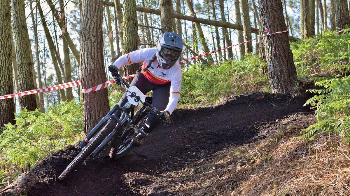 Marta Jordán realiza un descenso con su bicicleta de competición.