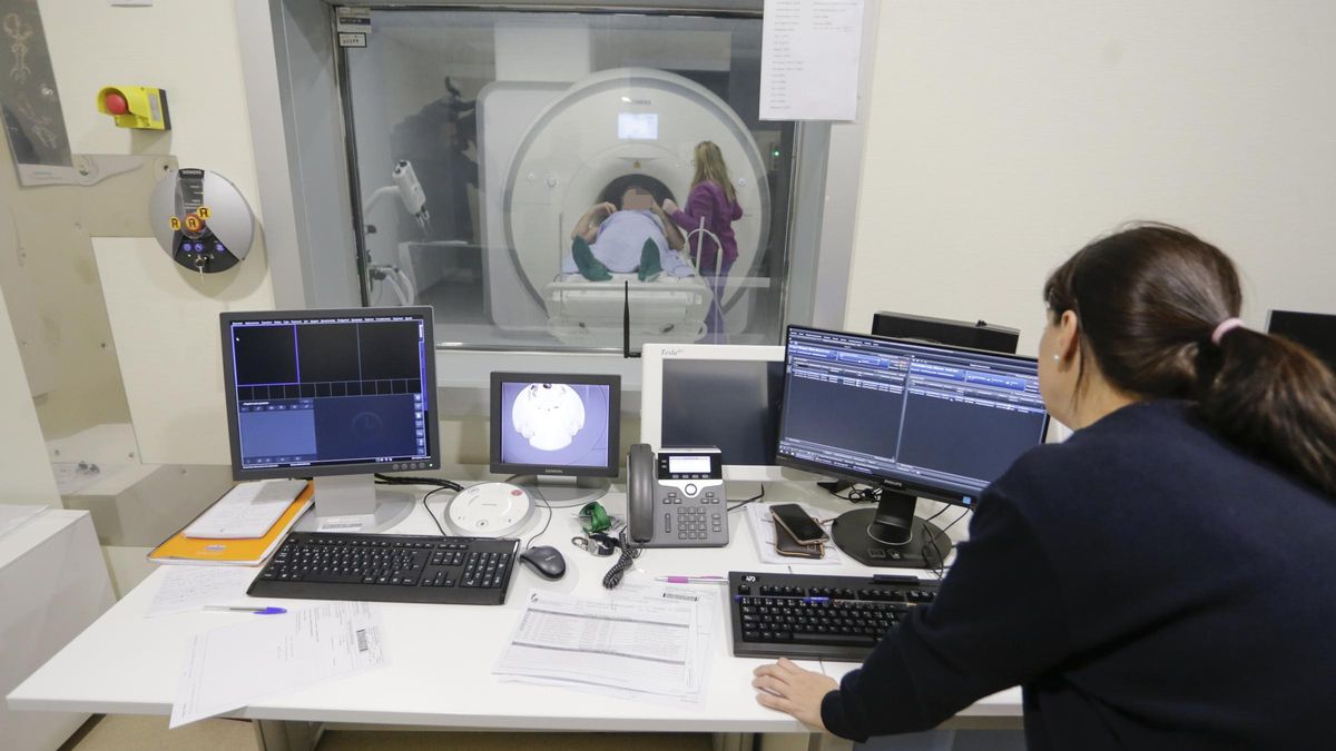 Un paciente se somete a una resonancia magnética en el hospital Universitario de Cáceres.