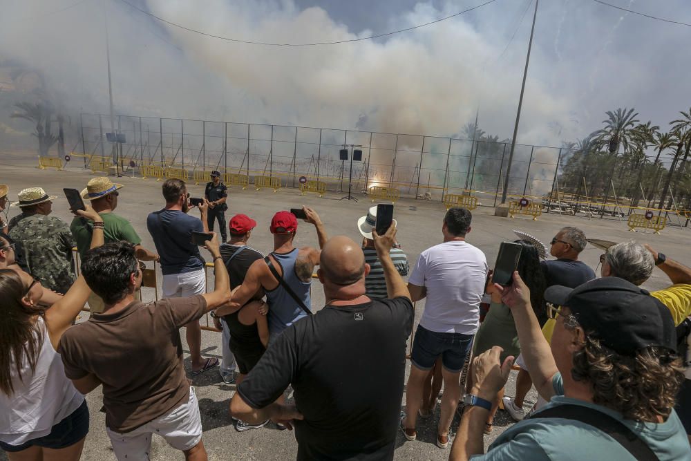 Mascletà de aviso de fiestas en Elche