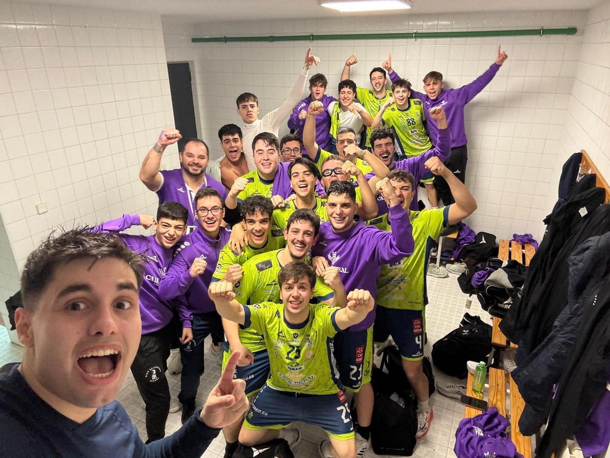 El Moralejo Selección celebra su último triunfo.