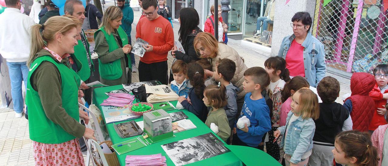 Menores del municipio ourensano en la jornada de visibilización de quince asociaciones.