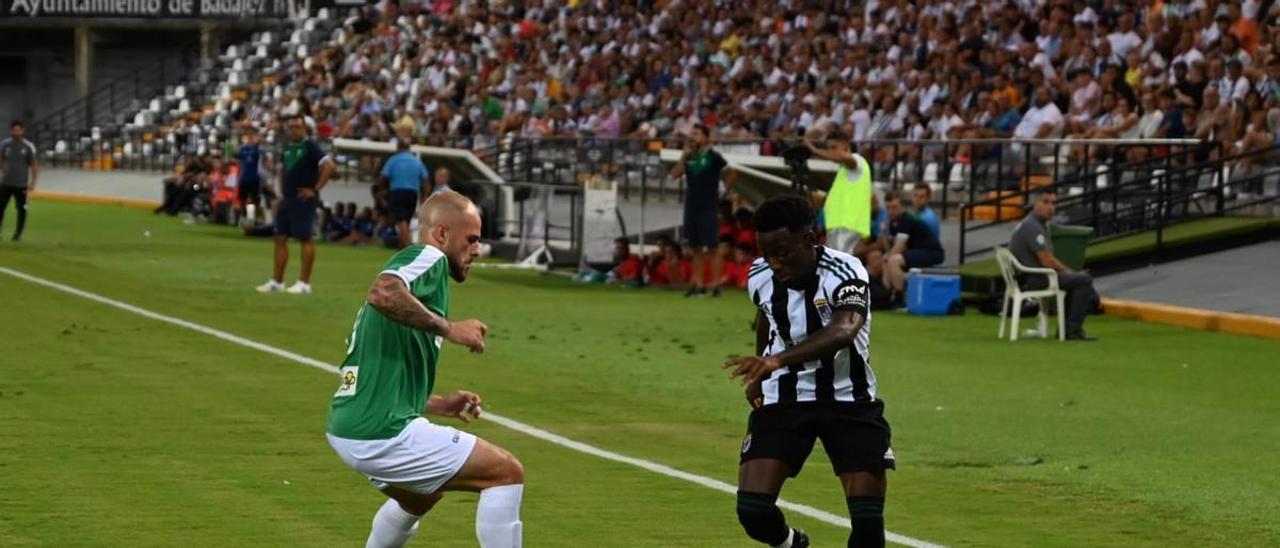 Adilson Mendes, durante un lance del Badajoz - Córdoba