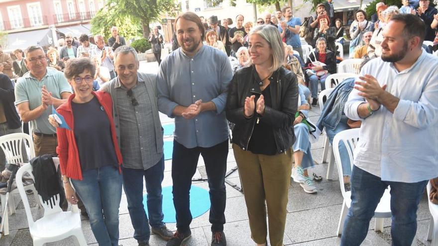 Bea González de Canales, Xulio Ferreiro, Xan Xove, María García y Rodri Gil, ayer, en el Campo da Leña.   | // CARLOS PARDELLAS