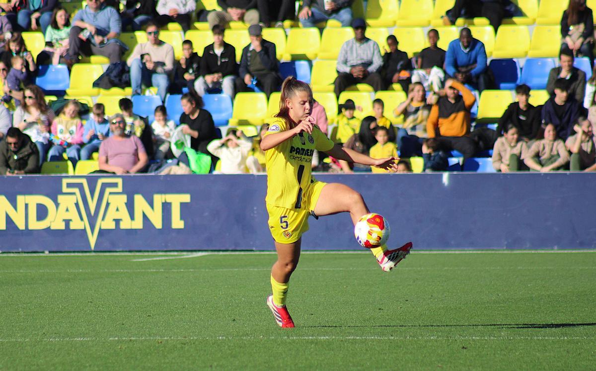 La defensa del Villarreal Laura Pérez, en una acción del asado din de semana en el Mini.