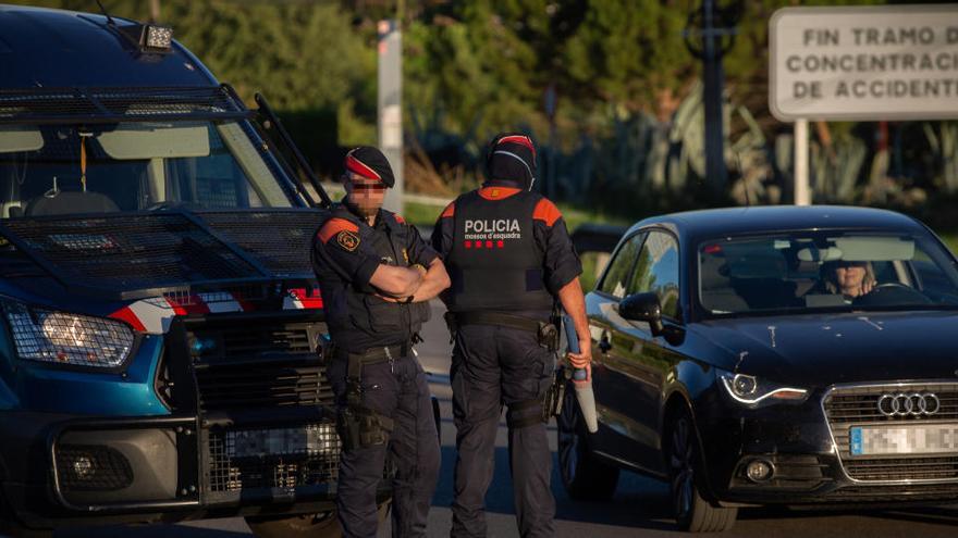 Un Mosso d&#039;Esquadra controla l&#039;accés a la A2 direcció Barcelona a Lleida