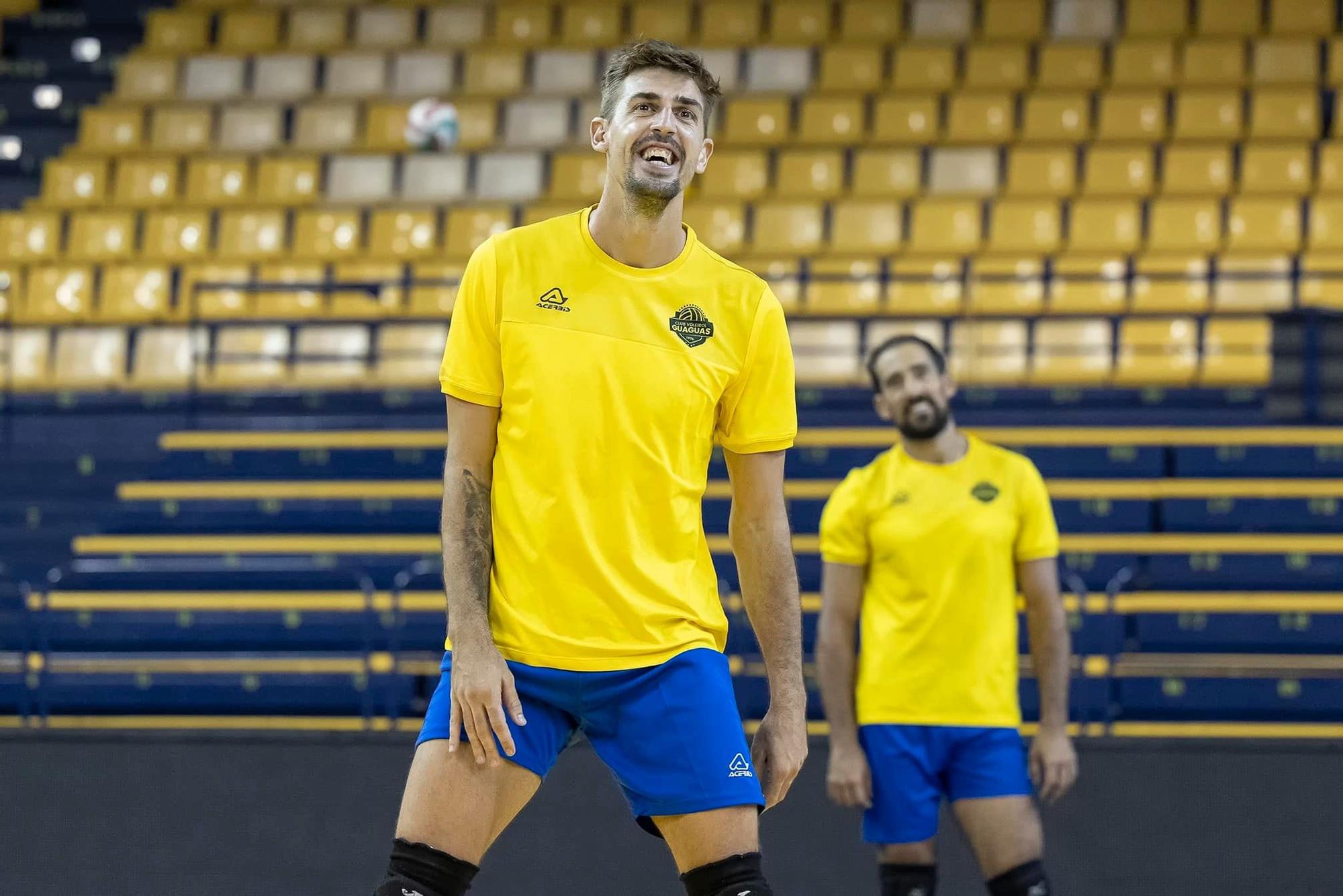 Jorge Almansa sonríe durante un entrenamiento con el Guaguas, con su compañero Nico Bruno al fondo.