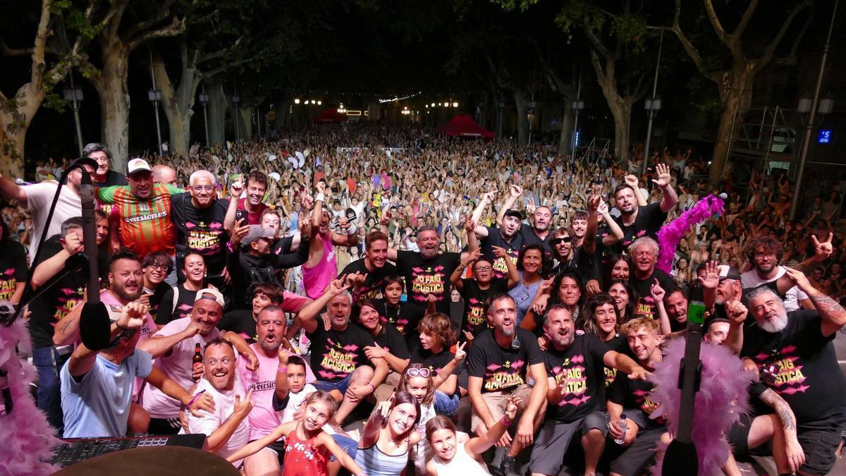 EN IMATGES | L'Acústica acaba amb tota la Rambla ballant al ritme de l'Orquestra Di-versiones, Locomía i Dj Paski