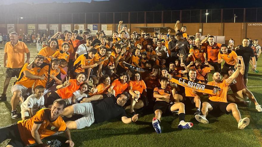 Jugadores y aficionados del CE Ròtova festejan el ascenso