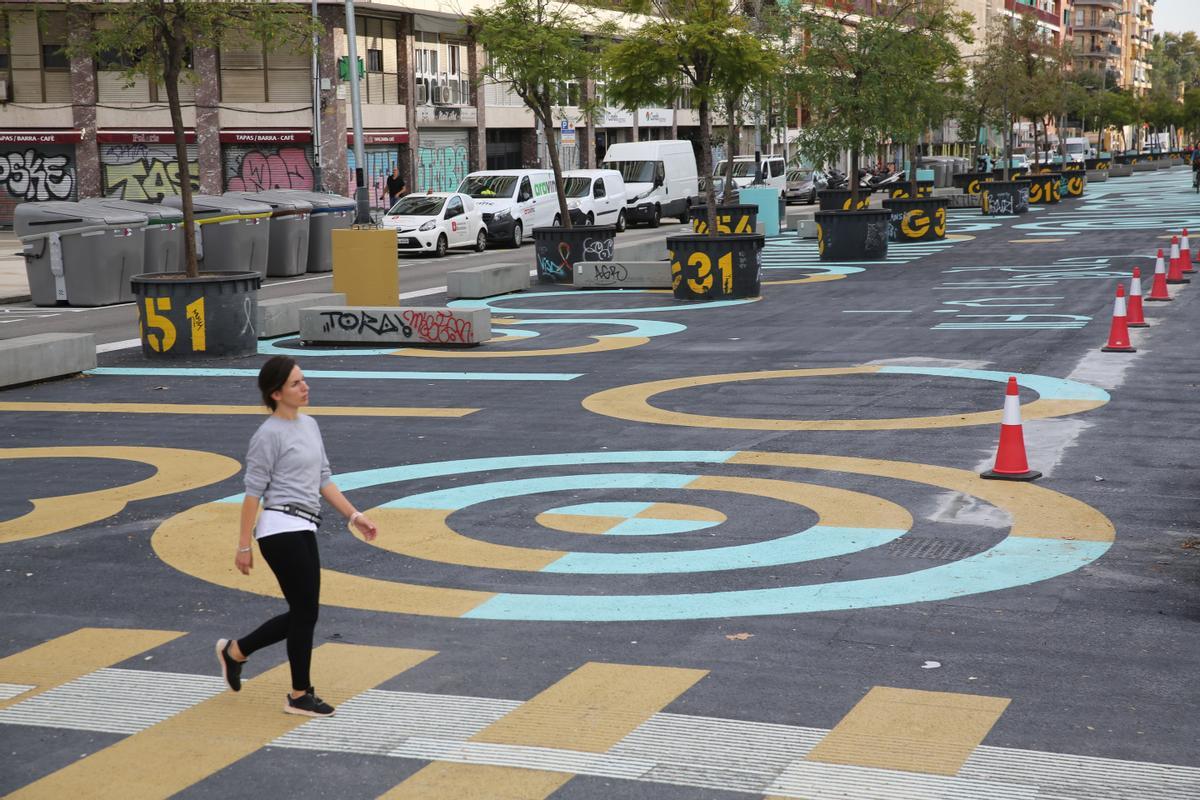 El urbanismo táctico ya llena de colores y senefas el tramo de Gran Via que va de Glòries a la Rambla del Poblenou.