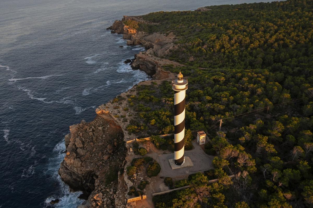 El faro de Moscarter, en Portinatx, un lugar ideal para una ruta de senderismo o ciclismo.
