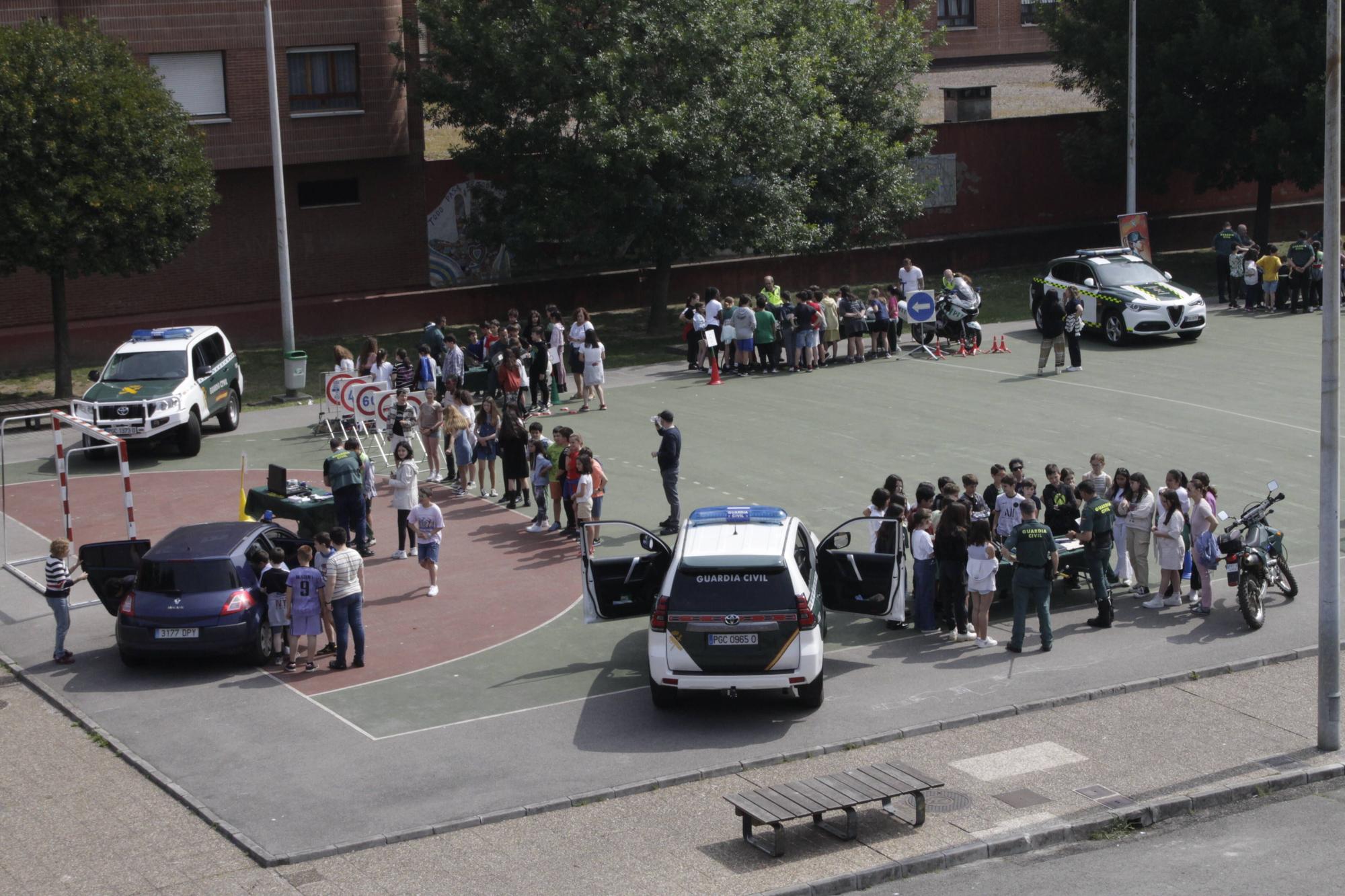 La visita de la Guardia Civil al colegio gijonés de Laviada, en imágenes