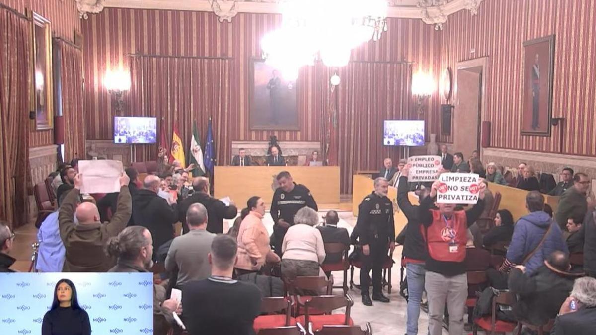 Desalojo de los asistentes al pleno de la aprobación definitiva del Presupuesto tras las protestas por la privatización de la limpieza de los colegios