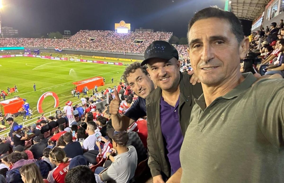 El extécnico zaragocista, en un Paraguay-Venezuela en el estadio de Ciudad del Este junto a otros dos ejecutivos de Cerro Porteño.