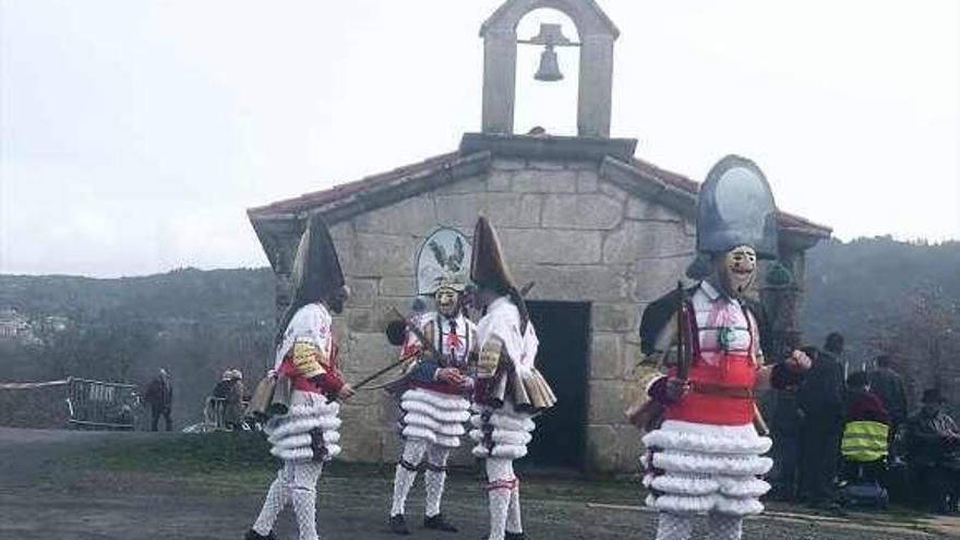 Cigarrones ante la capilla de Abedes, ayer, en Verín. // FdV