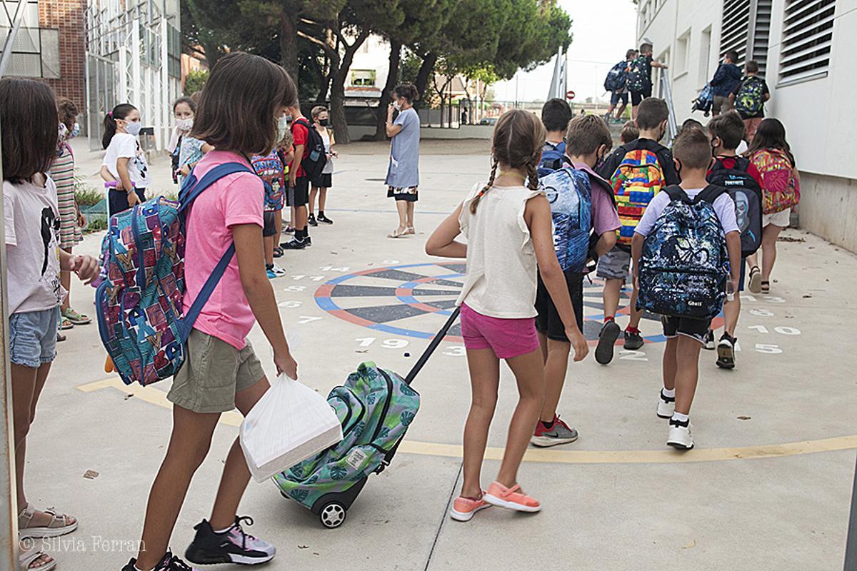 El desmai de dos alumnes a Manresa augmenta la pressió perquè se suspenguin les classes si fa molta calor