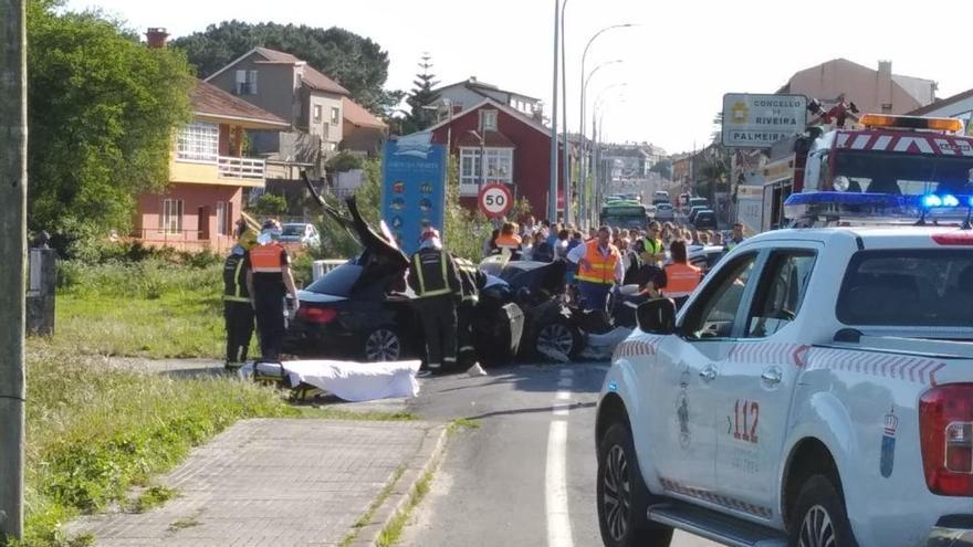 Las dos personas fallecidas han tenido que ser excarceladas por los bomberos. // GC