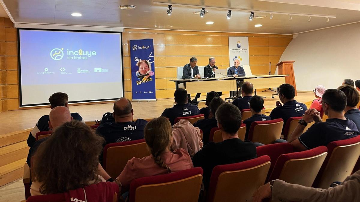 Autoridades en la presentación del documental 'Incluye Sin Límites'.