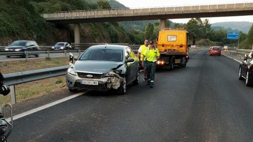 El vehículo siniestrado en la A-52, a su paso por Toén. // FdV