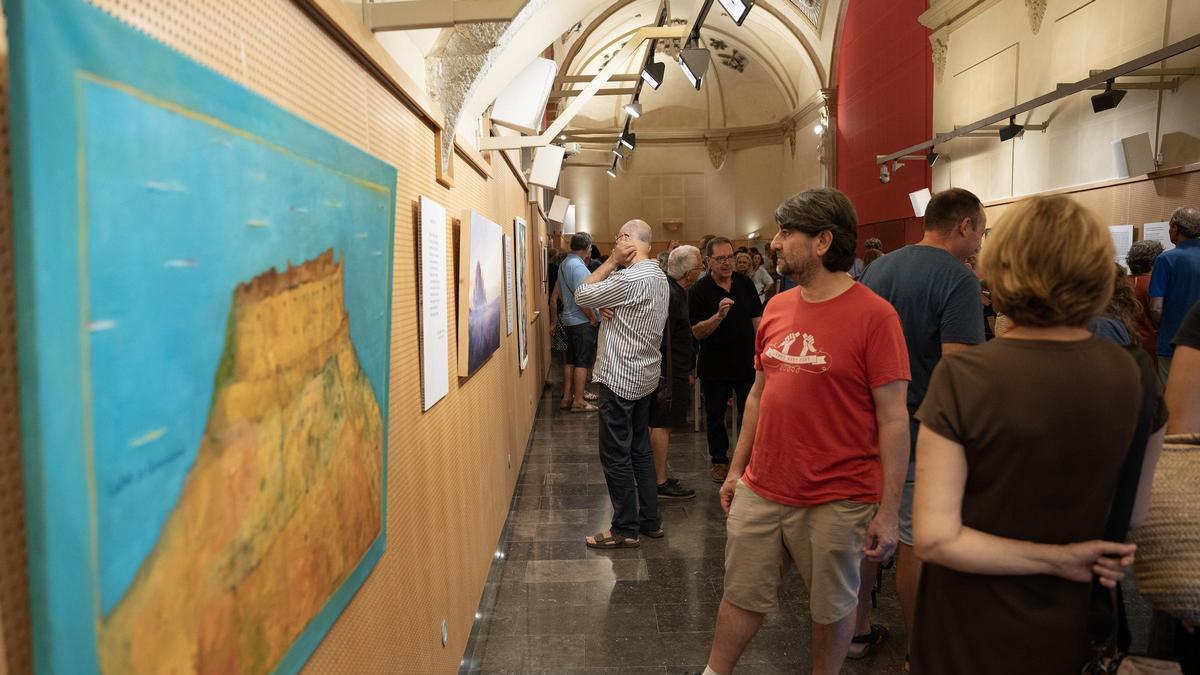 L’exposició uneix expressió pictòrica i escultòrica amb la paraula. A la imatge, l’obra de M. Engràcia Mesquida.