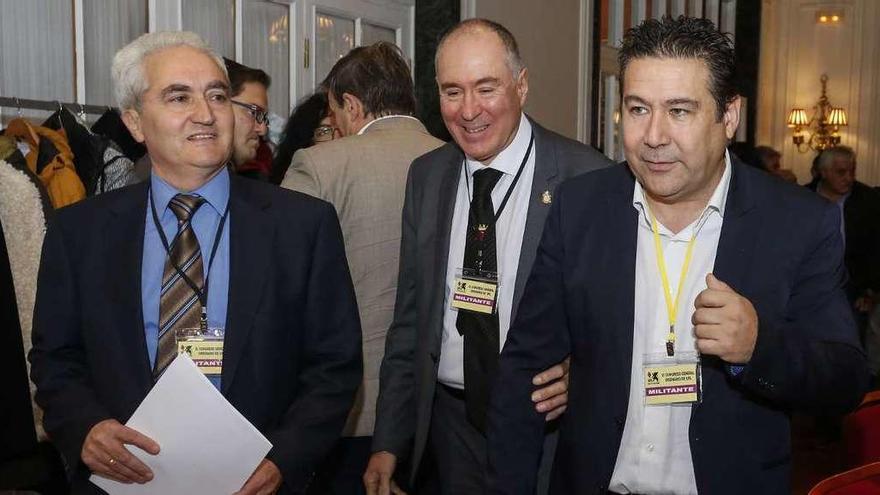 El presidente de UPL, Pedro Gallego, Eduardo López y el nuevo secretario general, Mariano Santos.