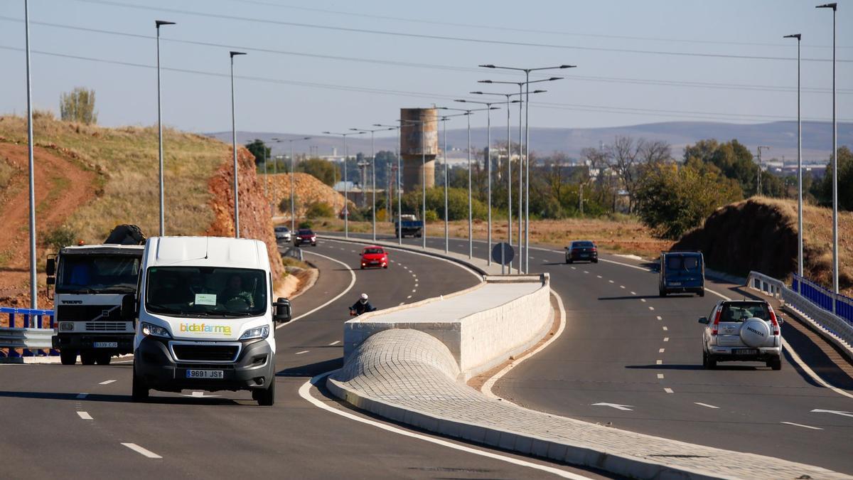 Vehículos transitando por el tramo de ronda Norte que está en servicio desde mitad de junio.