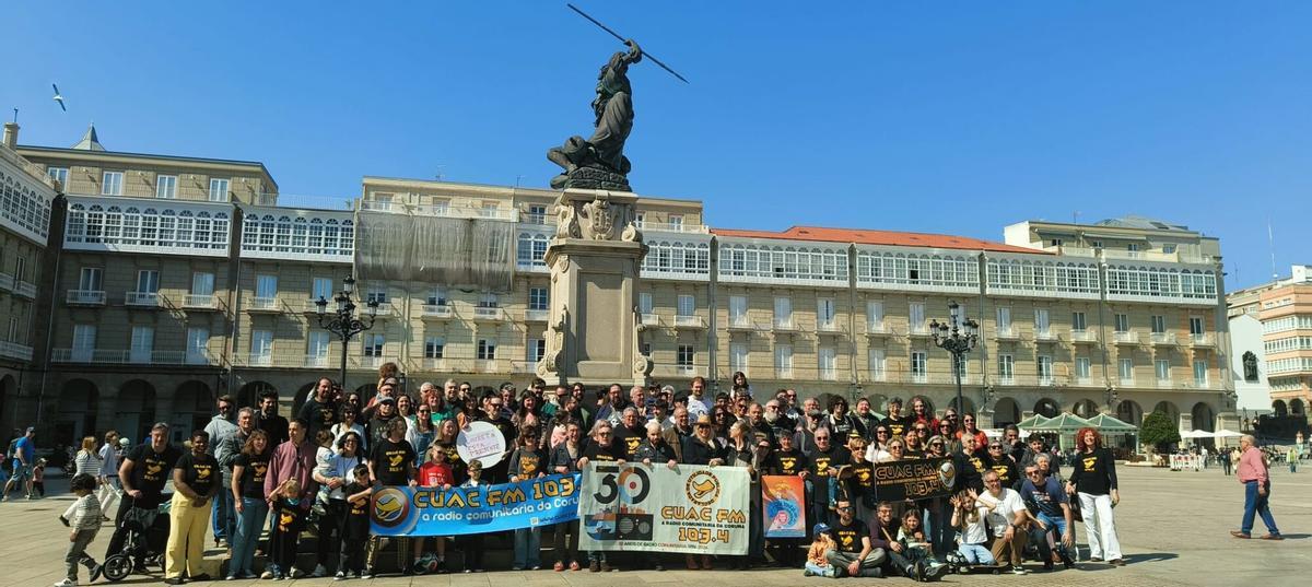 Foto de familia de Cuac FM para celebrar os seus 30 anos