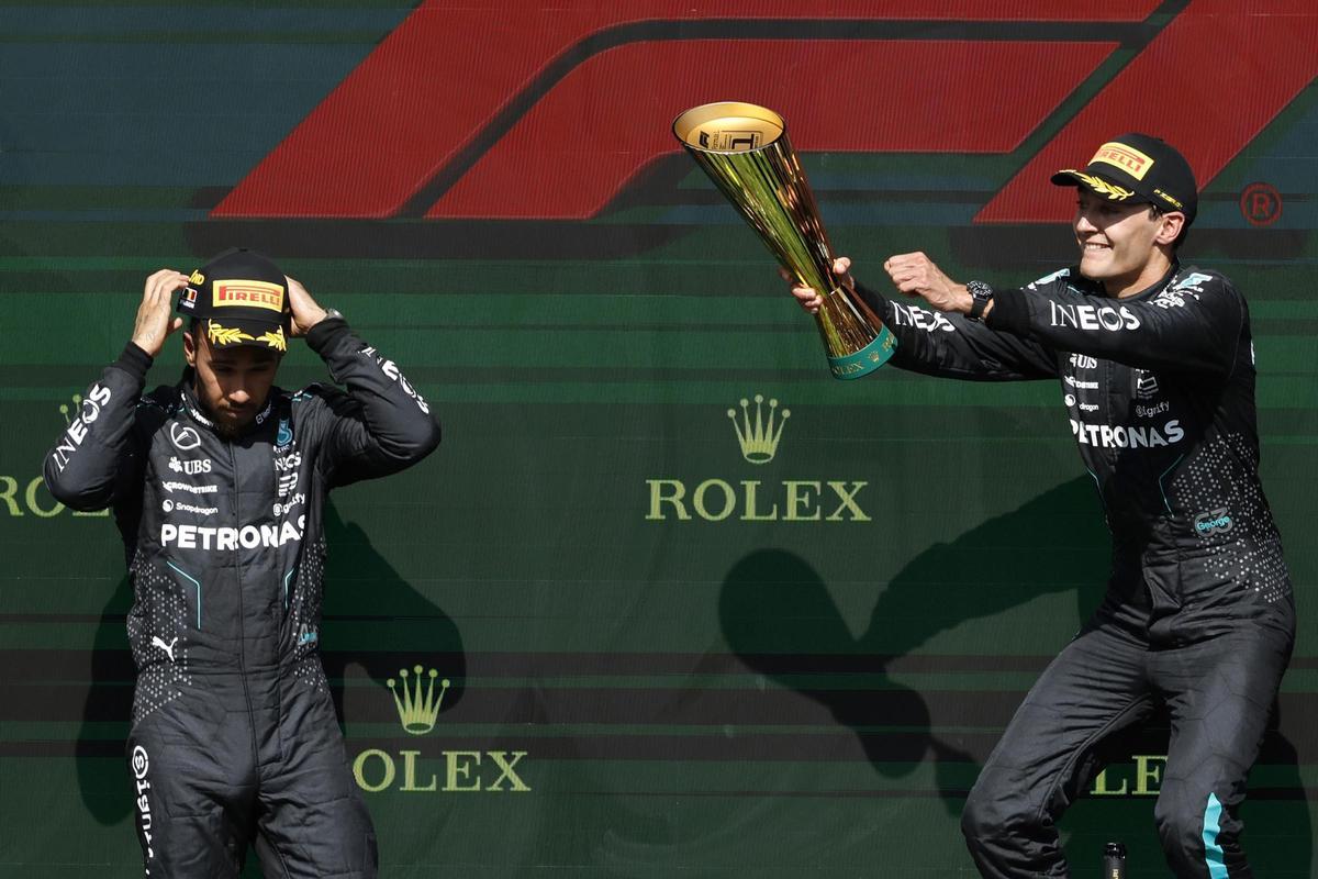 Russell celebra ante Hamilton un triunfo del que fue desposeído luego por no cumplir el peso mínimo.