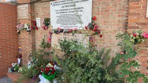 Monumento en homenaje a las Trece Rosas en el Cementerio de la Almudena.
