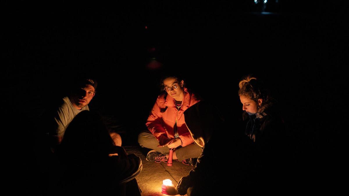 Un grupo de jóvenes el lunes en la plaza del Obradoiro de Santiago.