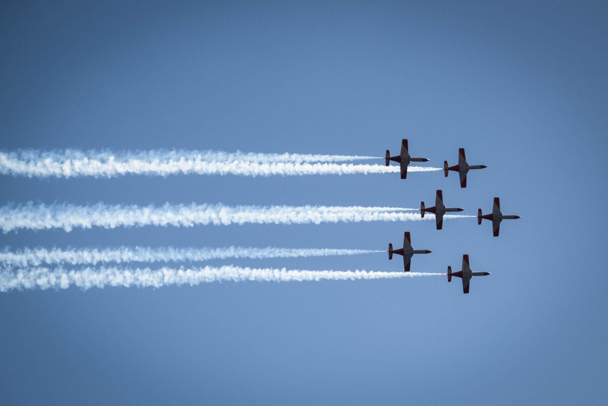 Ensayos para la exhibición aérea de la Patrulla Águila el fin de semana en Las Teresitas