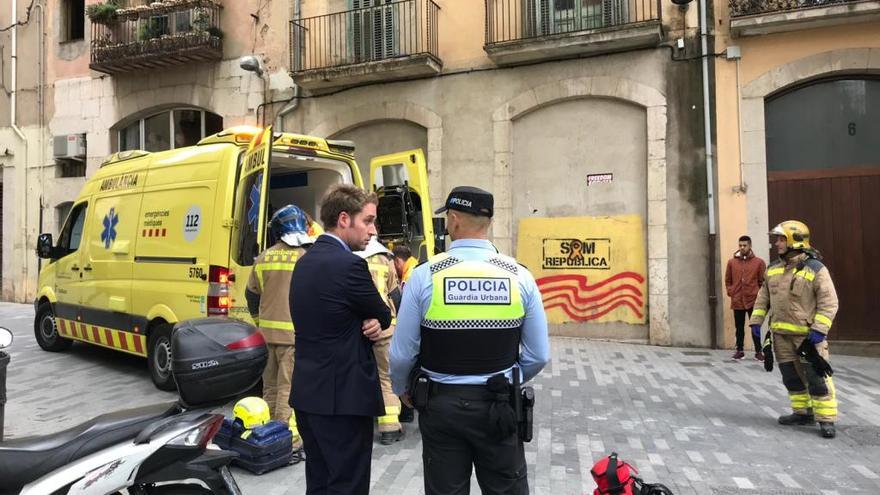 L&#039;alcalde Jordi Masquef parlant amb els serveis d&#039;emergència.