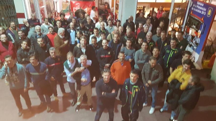 Los bomberos se reunieron en asamblea ayer, a partir de las siete de la tarde.