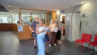 Largas colas para inscribirse en los talleres para mayores