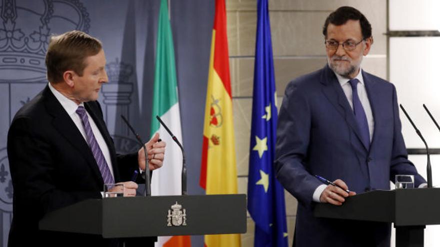 Rajoy hace caso omiso de las advertencias de Aznar
